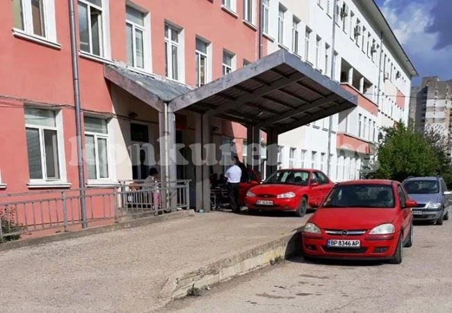 Мъж издъхна пред спешния център във Враца /СНИМКИ/
