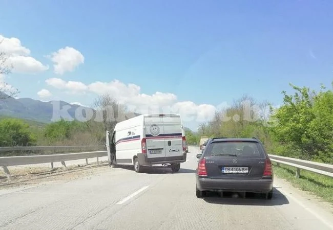 Бус на куриерска фирма се наниза на мантинелата СНИМКА