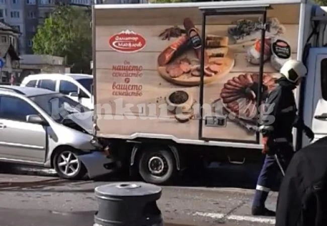 (СНИМКИ ВИДЕО) Тежка верижна катастрофа с 2 автобуса и 5 коли