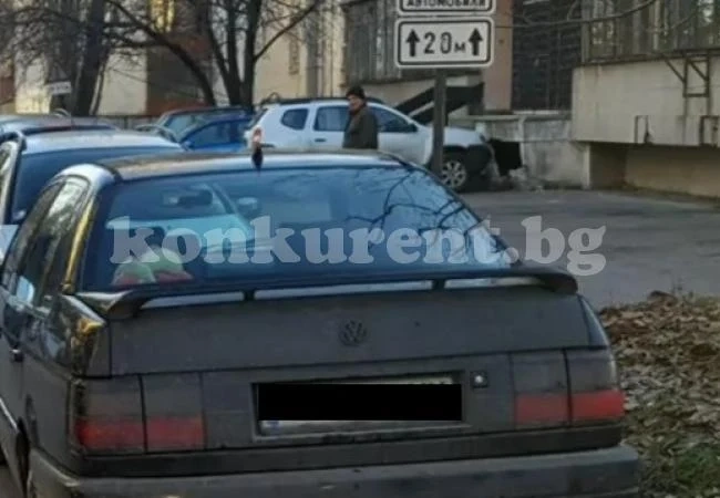 Шофьор удари кола на паркинг и избяга