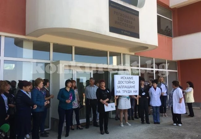 СНИМКИ Здравни инспектори излязоха на нов протест