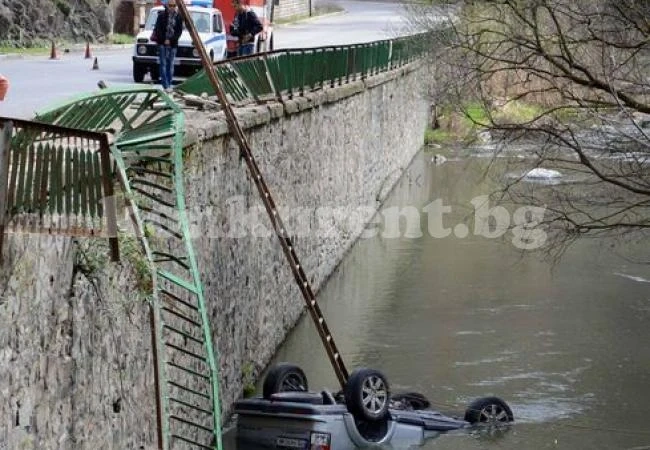 Пиян падна с джип в река