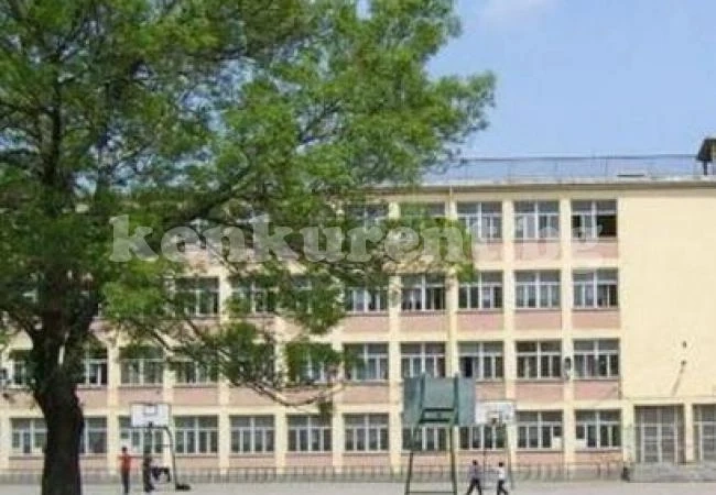Първокласничка бие с камъни съученичка