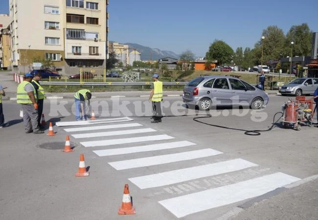 Започна обновяването на хоризонталната пътна маркировка в Мездра