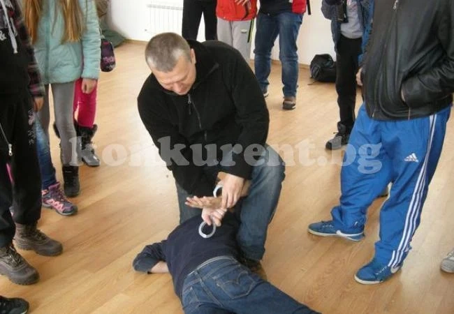 Полицаи беседваха с ученици за вандализма и хулиганството