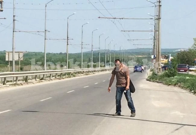 Луднал мъж „регулира“ движението край Враца СНИМКИ