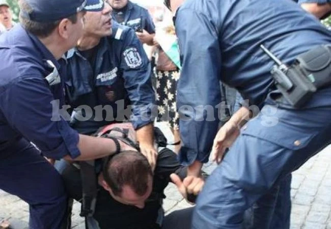 Родители се жалват на прокурор, че синът им бил бит от полицаи