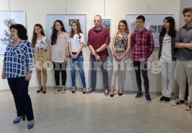 Зрелостници от ППМГ – Враца подредиха изложба