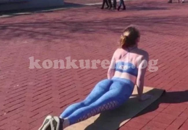 Гола девойка прави йога насред улицата (СНИМКИ/ВИДЕО)