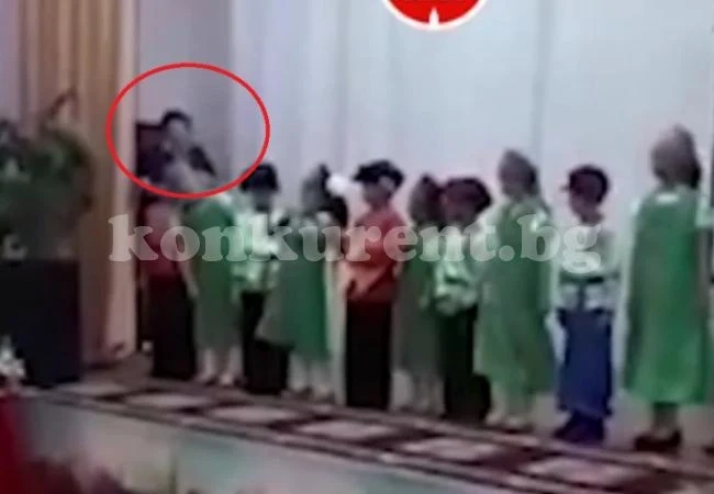 Учителка подреди класа си на сцената и рухна, покосена от сърдечен удар (ВИДЕО)