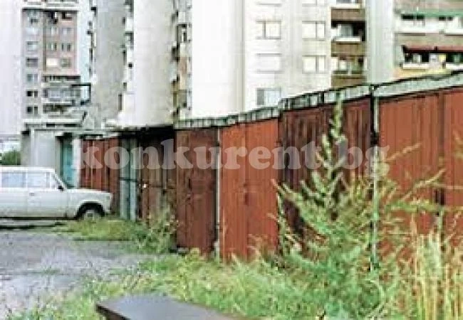 Събарят още незаконни гаражи в \