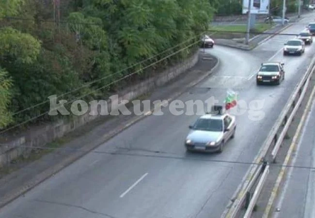 Десетки коли в автошествие заради болницата