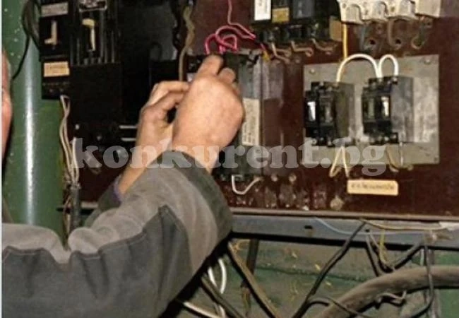 Хванаха жена крала ток за дома си