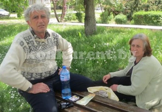 Семейство живее близо месен на пейка край гарата