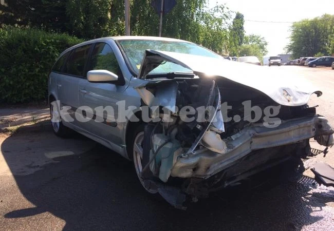 (СНИМКИ) Тежка катастрофа във Враца се размина без сериозно пострадали