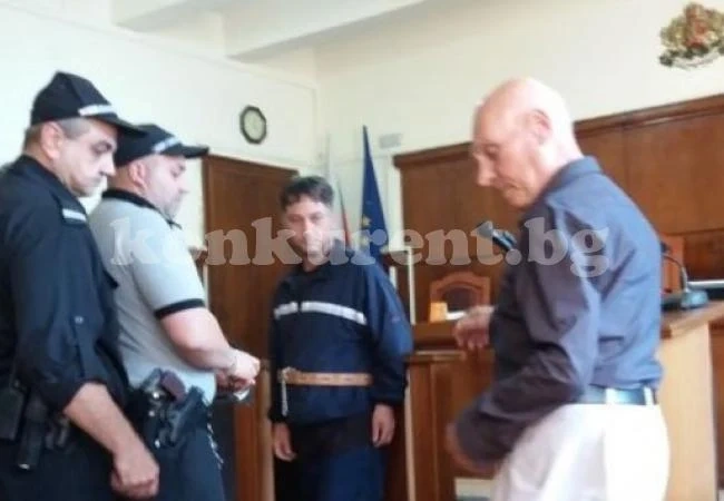 Затвор за мъж, заклал жена си на улица