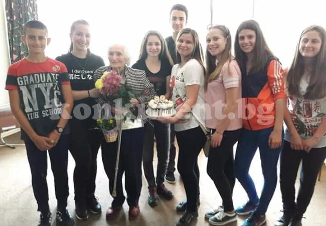 Ученици зарадваха баба за рожден ден