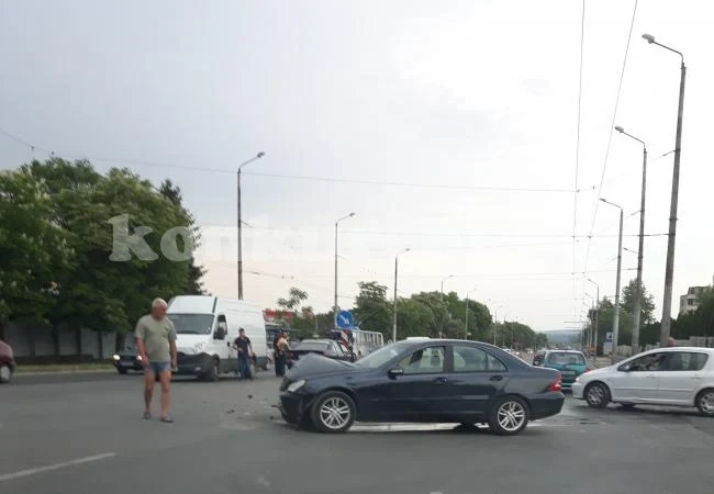 (СНИМКИ) Страховита катастрофа предизвика огромно задръстване във Враца ОБНОВЕНА