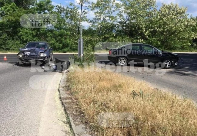 Две коли се помляха при страховит удар