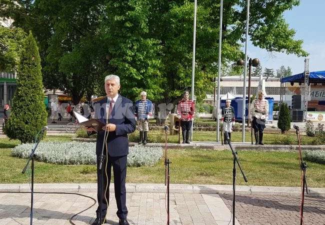 Мездра празнува тържествено 6 май СНИМКИ