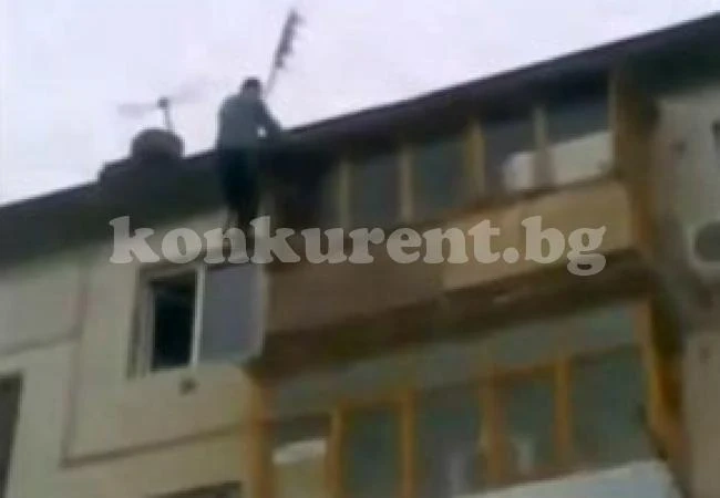 (видео) Пиян руснак пада от 5-я етаж, става и пак почва да се катери