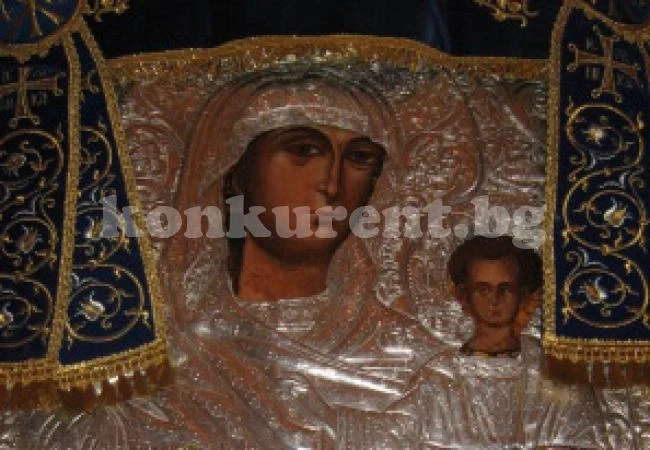Чудотворната икона на Света Богородица вече пътува към Враца