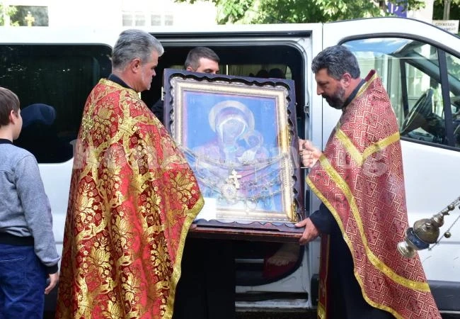 Първо в \