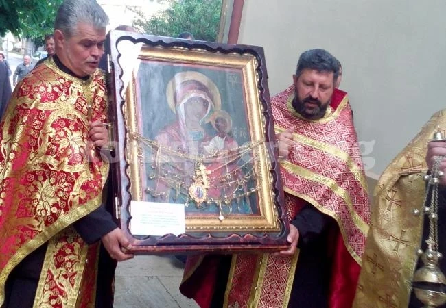 Чудотворната икона на Света Богородица остава във Враца до неделя