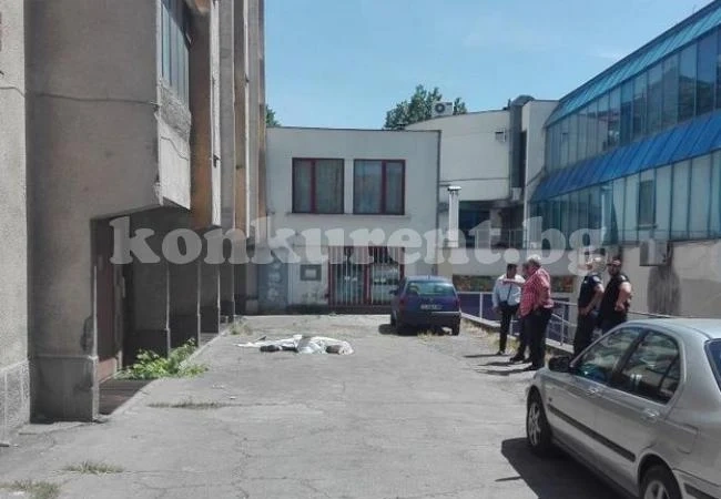 Мъж падна от 12 етаж на блок и загина /обновена/