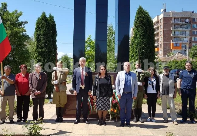 Община Мездра почете Деня на победата и Деня на Европа