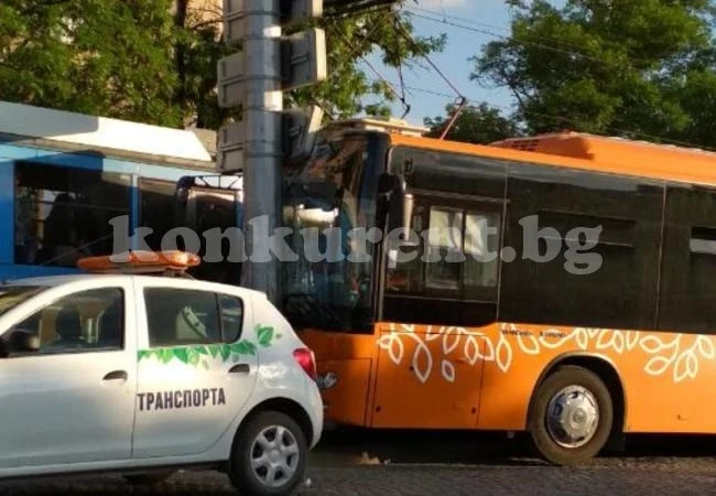 Автобус се блъсна в стълб, четирима пострадаха