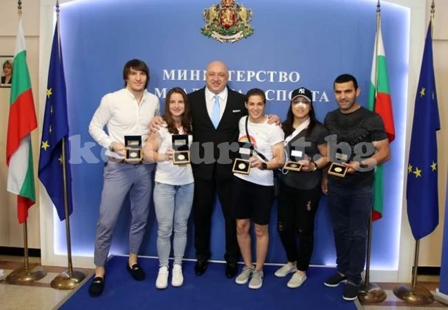 Оперираха Мими, ще лети с шина за Япония