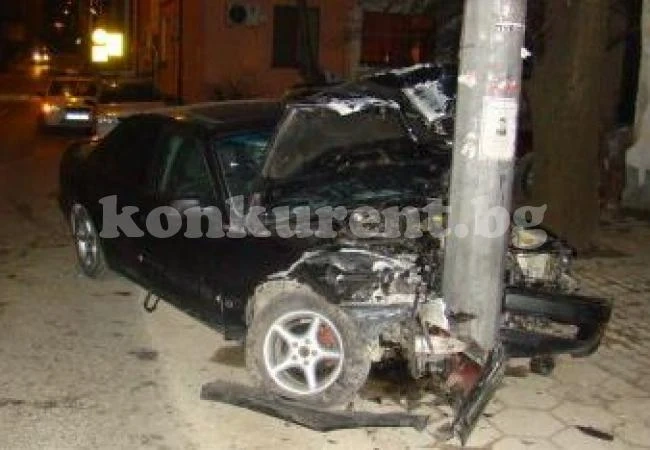 Автомобил се удари в електрически стълб