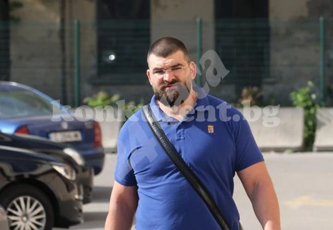 Митьо Очите и Божо Кравата се изправиха един срещу друг
