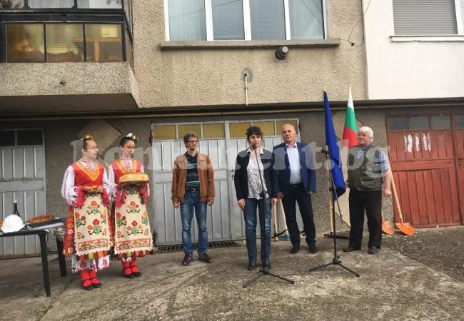 Община Мездра с „Първа копка“ по проекта за енергийно обновление на 13 жилищни сгради