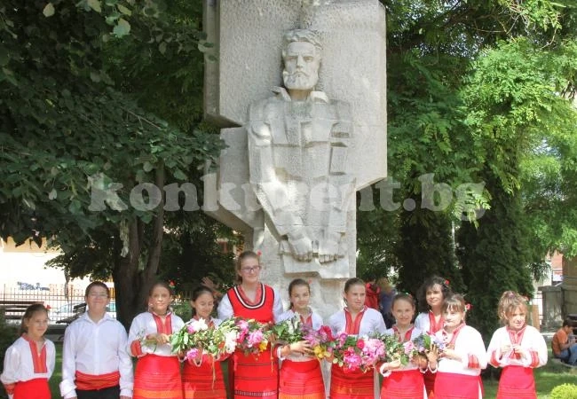  Ученици изплетоха цветен венец в Деня на Светите братя Кирил и Методий