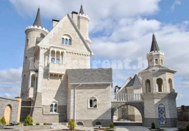 Построиха мраморен замък за новобогаташи, продават го за над 1 млн. лева (ВИДЕО)