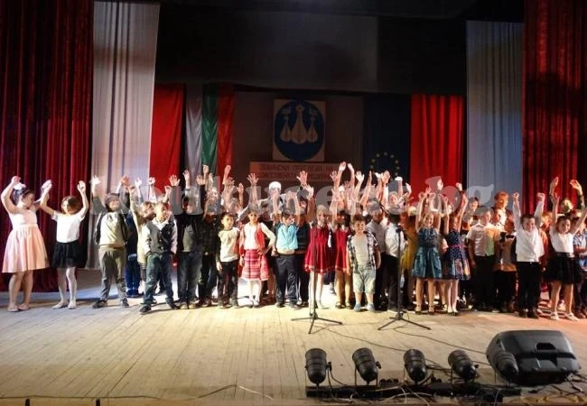 Ученици се изявиха на сцената на читалището в Криводол