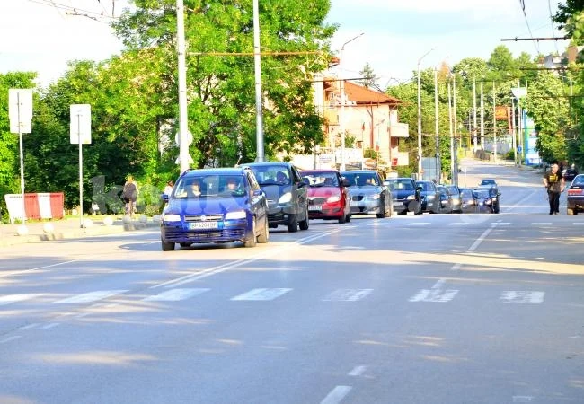 ОБНОВЕНА Над 60 автомобила в автошествие за болница