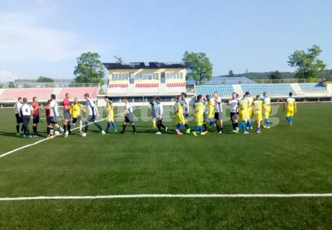 Пчела предизвика неволи за Пластик в Арчар, лидерът нямаше проблеми в „дербито” с последния