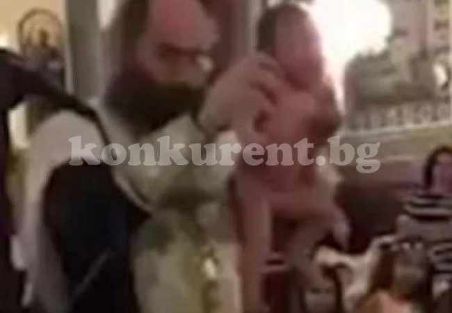 Цялата мрежа се възмути от този свещеник, който кръщава бебе, вижте защо ( ВИДЕО )