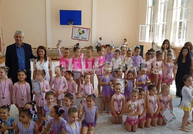 Малки и големи грации впечатлиха в Мездра