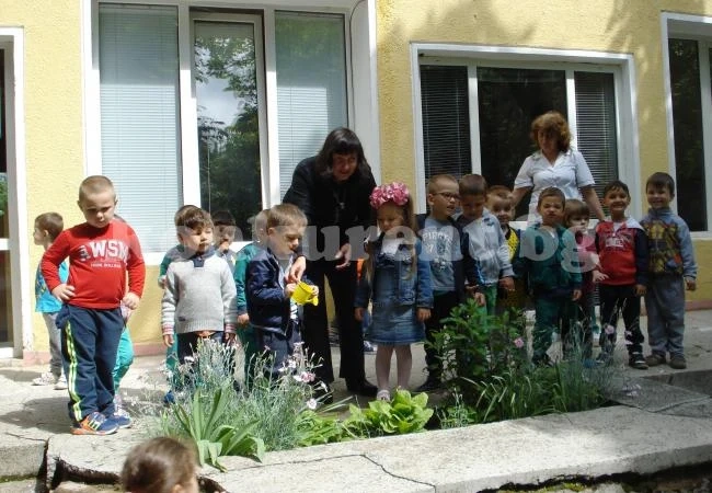 Малчугани посадиха цветя
