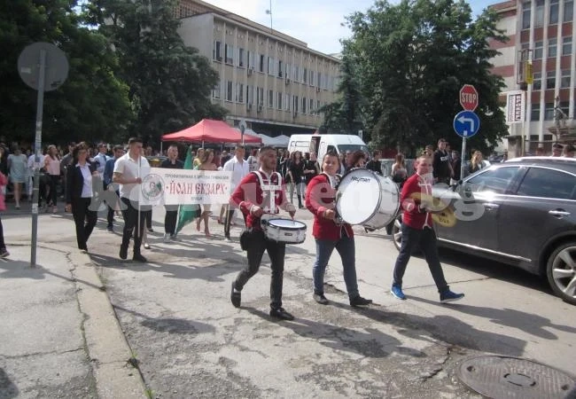 Езиковата гимназия във Враца изпрати абитуриентите си СНИМКИ