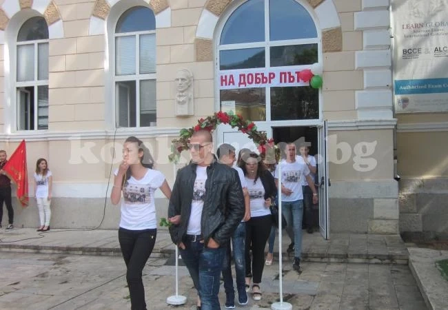 Изпратиха випуск с тържествена церемония и благотворителна кауза