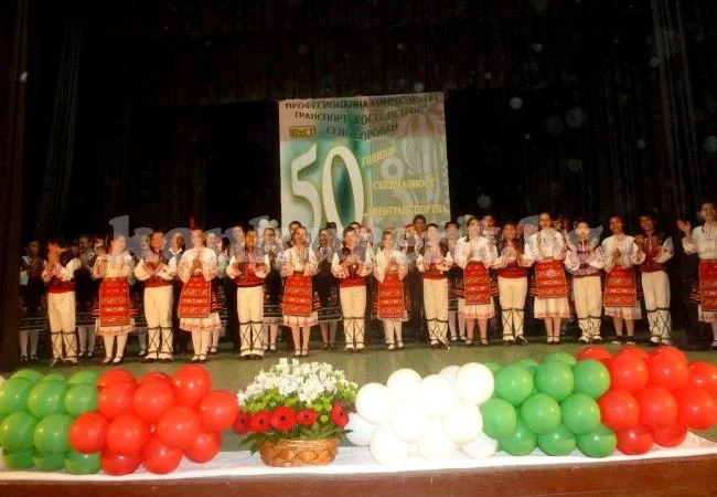 Отличиха заслужили директори на гимназия