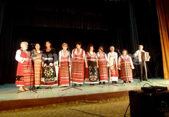 Борован свири, пее и танцува