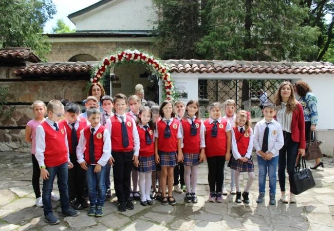 Второкласници запалиха свещички