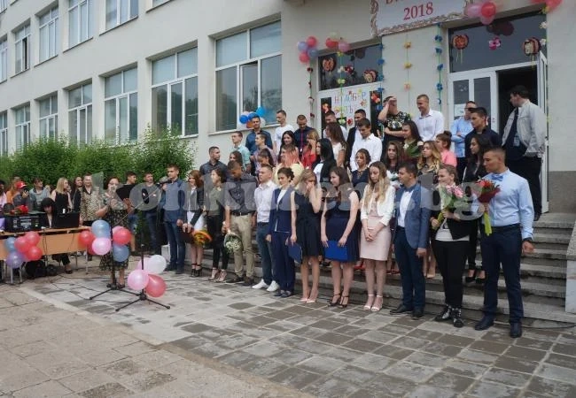 Изпратиха абитуриенти на патронния празник на СУ \