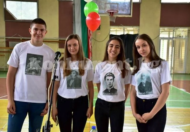 Единадесетокласници кандидатстват за конкурса „Най-патриотичен клас“